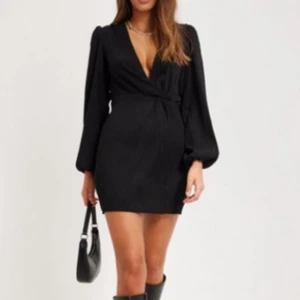 klänning - säljer då den bara kommit till användning en gång, från nelly, bra skick