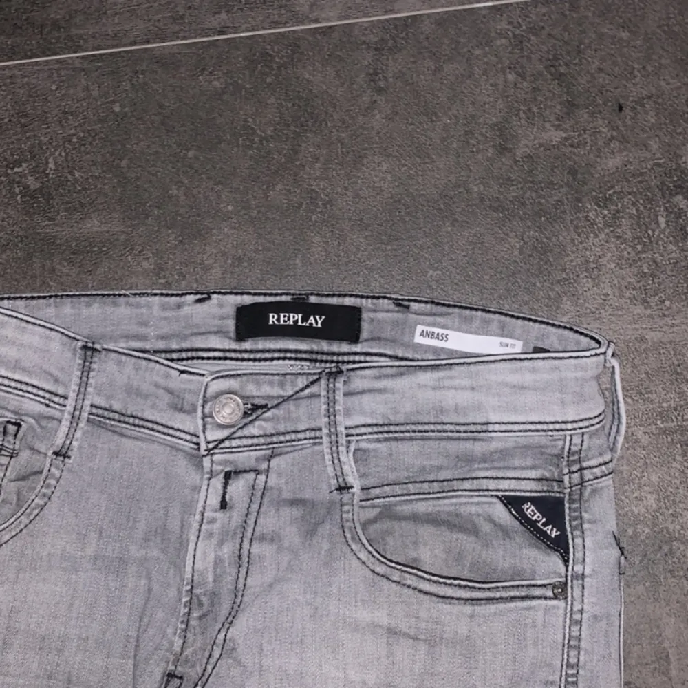 Ett par helt nya replay jeans i modellen anbass som jag säljer då dom ej passade . Jeans & Byxor.