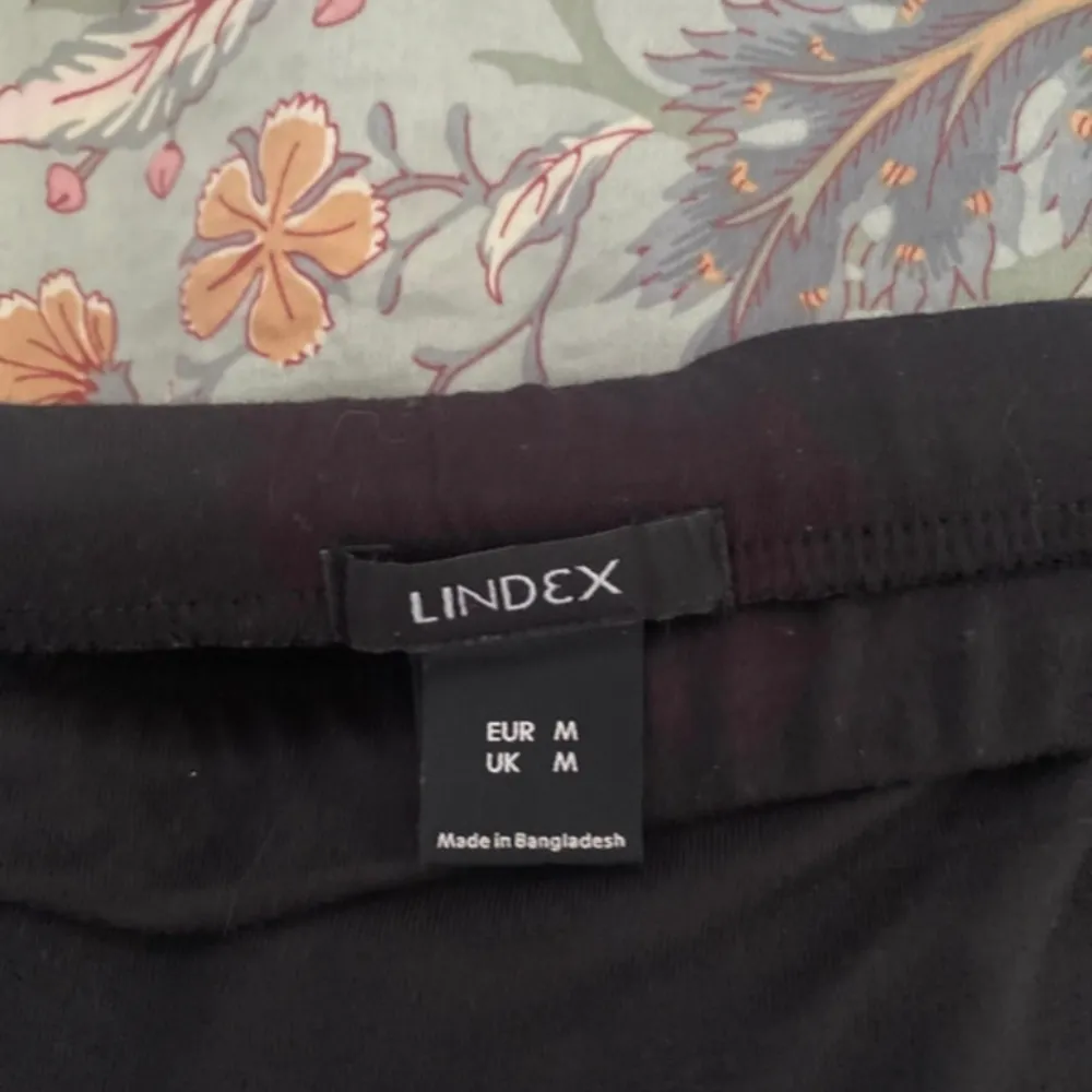Långkjol från Lindex med slits på sidan. Köpt förra sommaren, knappt använd. Kjolar.