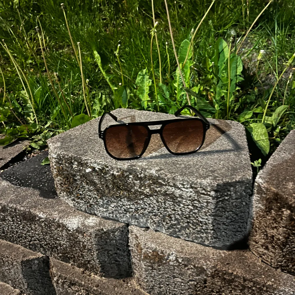 Fräscha solglasögon som är perfekt nu till sommaren. Passar alla och är i riktigt fin färg . Accessoarer.
