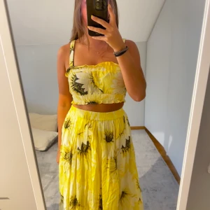 Sommar set  - Sommar set med långkjol och topp! Härlig färg och skönt material💛båda delarna tillkommer i köpet och båda är i samma storlek