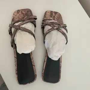 Hekt nya sandaler Ormskinn faux