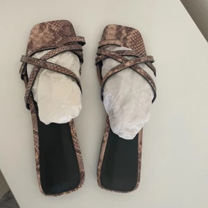 Sandaler - Hekt nya sandaler Ormskinn faux