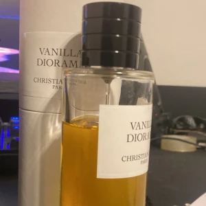 Dior vanilla diorama  - Säljer nu denna parfym. 100 ml av 125 ml. Vid fler frågor är de bara fråga 
