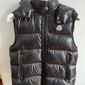Moncler väst - Stolek L men passar M Bra kvalitet Skön med sommarkvällar!