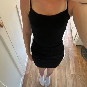 Svart tight klänning💞 - Jättefin svart tight klänning som inte kommer till användning längre💞