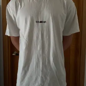 Säljer denna feta T-Shirt från Vailent. Står att den är stolek S men eftersom den är oversized sitter den som L. Säljer för 149kr, skick 9/10. Har du frågor är det bara att skriva! 🤙
