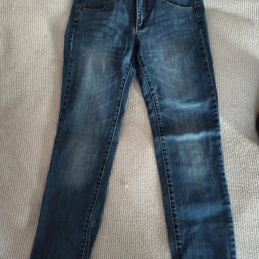 Sååå snygga jeans med medelhög midja och raka ben. Uppfällda vid fötterna, men normala i längd. Hög kvalitet och tjockare denim tyg. Från märket part two, storlek 34💕  Mått= Innerbenslängd: 69 cm  Midja (omkrets): 72 cm. Jeans & Byxor.