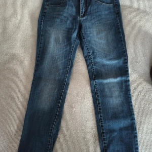 Mid waist jeans - Sååå snygga jeans med medelhög midja och raka ben. Uppfällda vid fötterna, men normala i längd. Hög kvalitet och tjockare denim tyg. Från märket part two, storlek 34💕  Mått= Innerbenslängd: 69 cm  Midja (omkrets): 72 cm