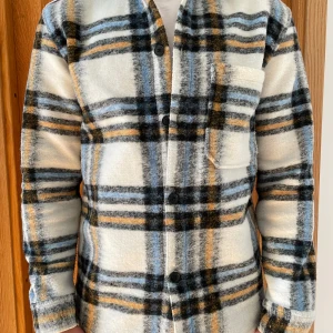 Höstjacka - Säljer denna snygga höstjacka som inte används ofta. Skick 9/10 och sälja för 199kr. Har du frågor är det bara att skriva! 🤙