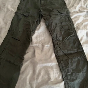 Cargobyxor - Säljer då de är för små för mig och har knappt använt de. Ganska skrynkliga på bilden men det går bara att stryka. Storlek: W28L30  Skriv för fler frågor, kan givetvis sänka priset vid snabb affär. 