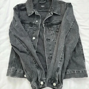 Jeans jacka  - Säljer denna svarta jeans jacka i storlek S som ja köpte på plick men som tyvärr inte passade!