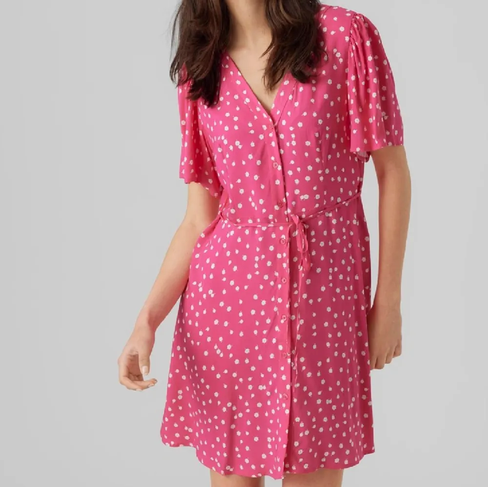 Säljer den här fina och populära klänningen från Vero Moda, använd två ggr så som ny. Se bild tre för egen bild. Strl XL men den är liten i storlek (står även på hemsidan) så är mer som en M-L 🩷. Klänningar.