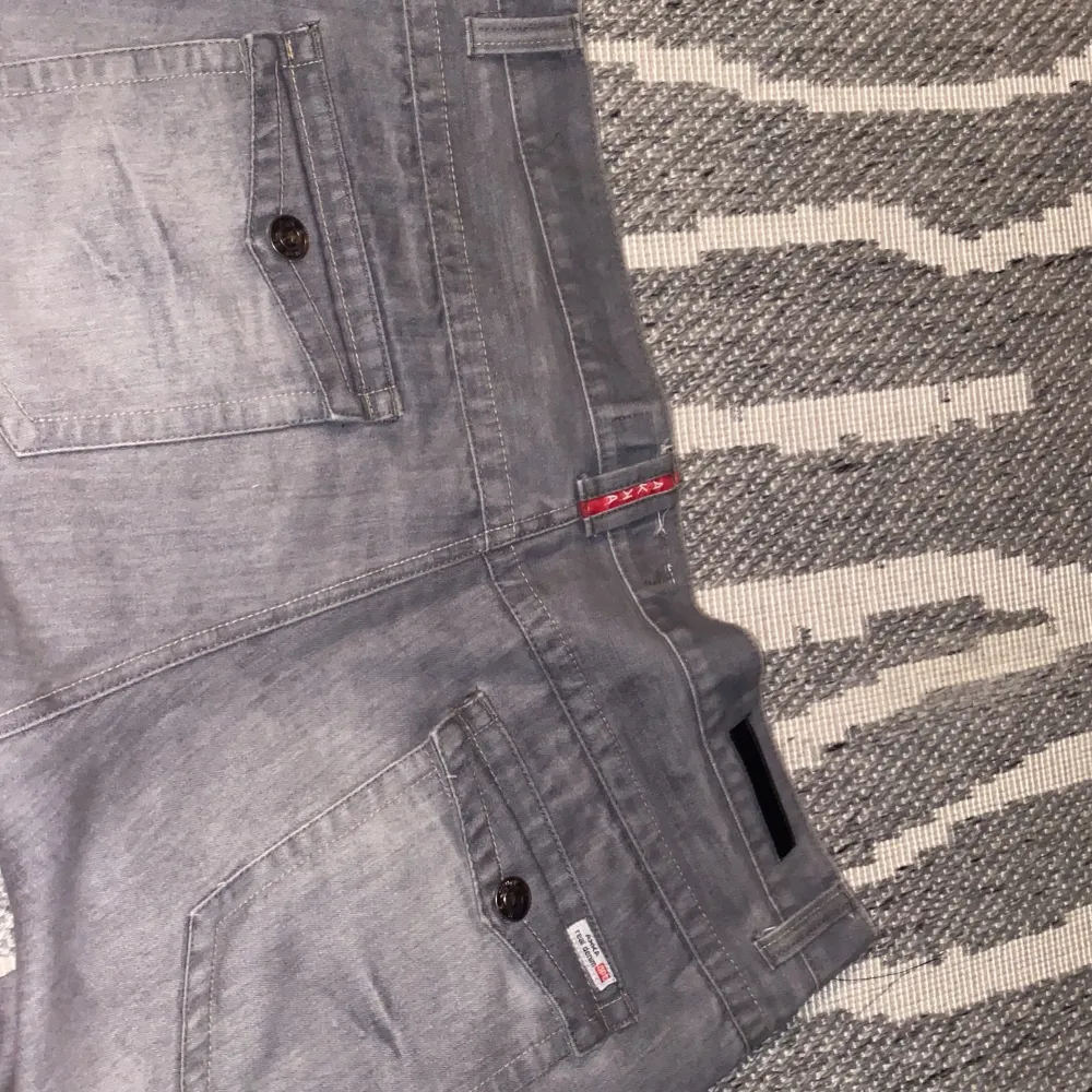 Väldigt sköna gråa jeans men en bra wash flap pockets och andra fina detaljer dom har också lite heel bite som enligt mig gör byxorna lite coolare vid frågor om måt skriv dm. Jeans & Byxor.