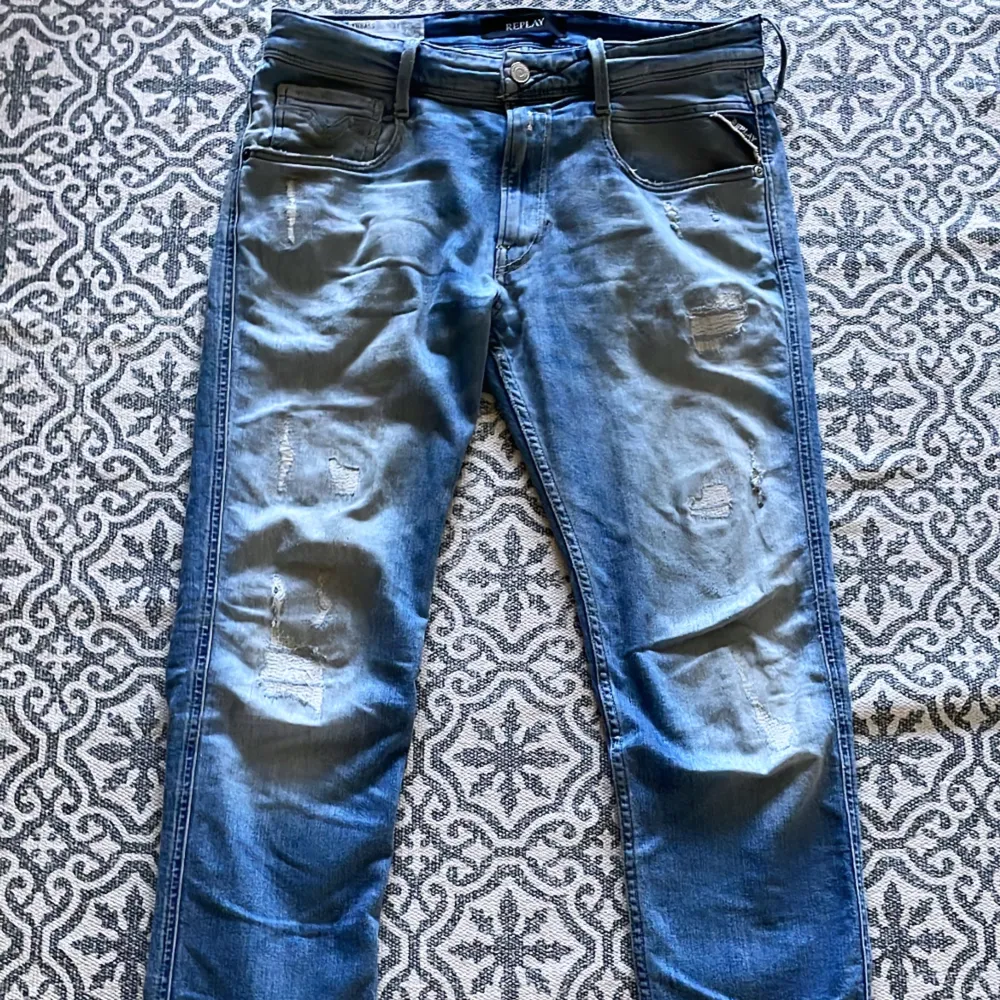 Replay anbass jeans med lite lätta slitningar  Midja - 31 Lägn - 34  . Jeans & Byxor.