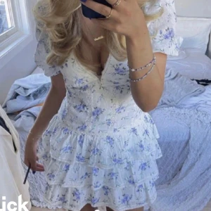 Klänning zara - Säljer denna superfina klänningen från zara som är helt slutsåld. I mycket bra skick💓