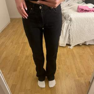 Svarta jeans från bikbok, aldrig andvända. Jag är 160 cm som preferens. Nypris 700💗