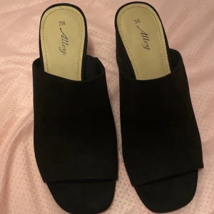 Sandaler/slip-in skor  - Fint skick. Använda fåtal gånger.  Storlek 38