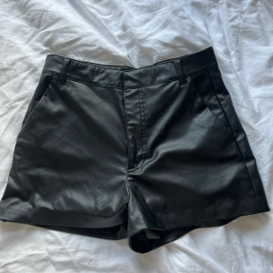 Skinnshorts  - Säljer mina assnygga shorts i skinn från Zara! Säljer pga att jag inte får så mycket användning för de! Tryck gärna på köp nu!❤️
