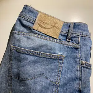 Jacob Cohen jeans, ljusblåa i storlek 33/33. Sitter slim och är i bra skick!