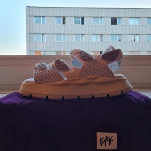 NYA Oanvända EYTYS Quest  - Fräscha och jävligt coola sandaler från Eytys för dagsfesten eller en promenad i stan. Kostar ca 2800 kr nya, säljer för mycket mindre. Strl 44 men passar 45. Tygpåsen inkluderas!