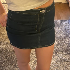 Så fin jeanskjol - Jeanskjolen är troligen från H&M men har tyvärr klippt av lappen. Använd ett fåtal gånger och inga synliga skador❣️säljer då den inte riktigt kommer till användning 