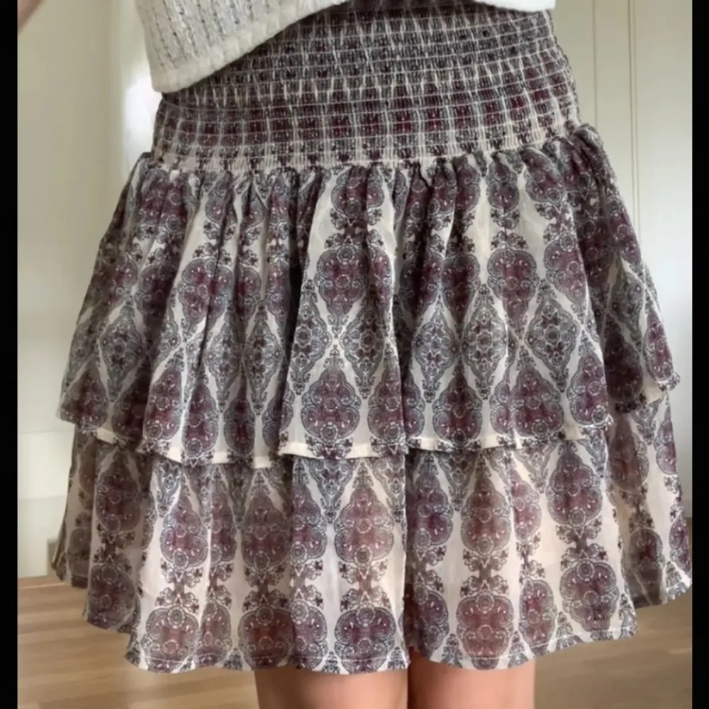 Säljer denna fina Sofie Schnoor kjol då den bara ligger i garderoben❤️‍🔥❤️‍🔥. Kjolar.