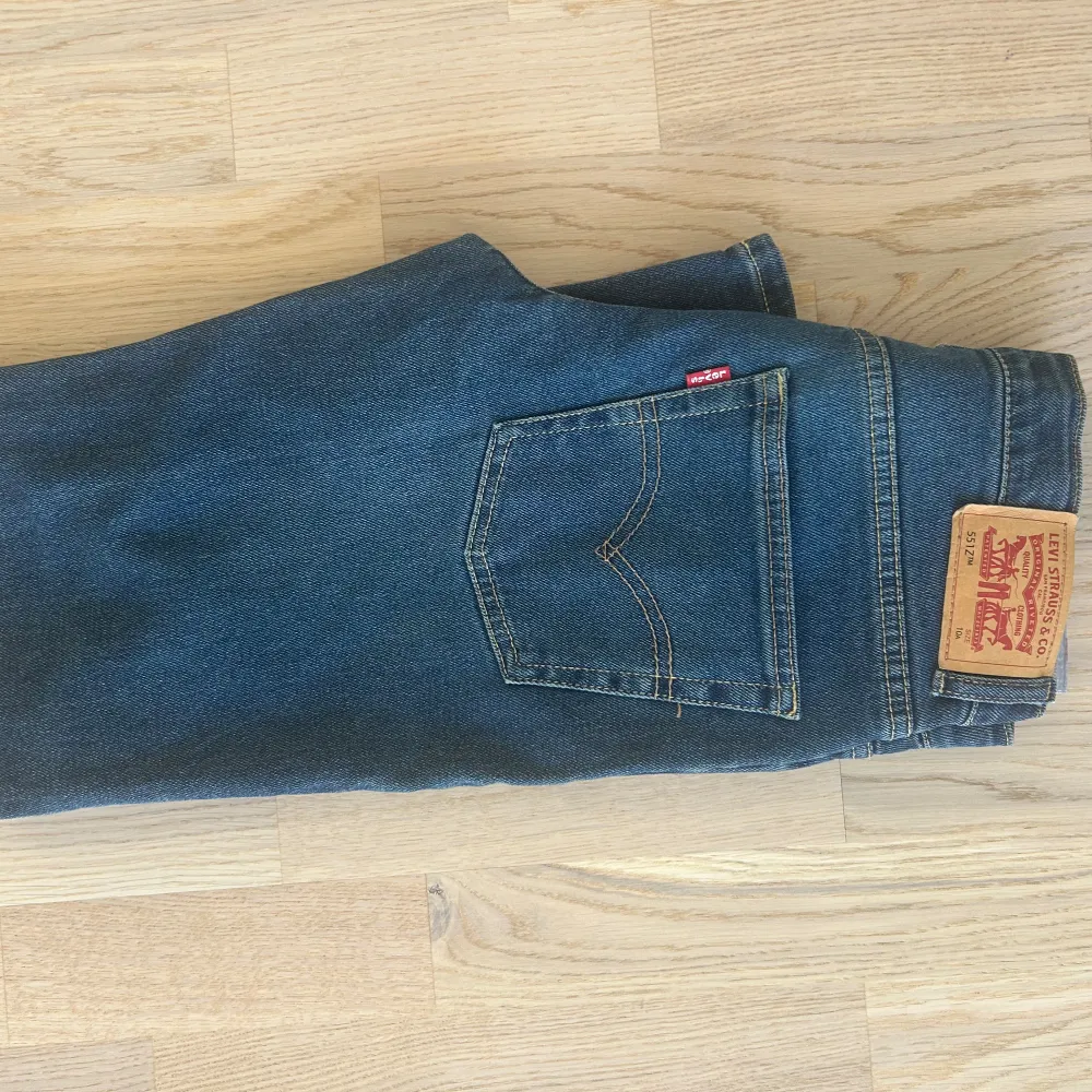 Säljer nu mina näst intill helt oanvända jeans från Levis. Modellen är straight och är även unisex. Hör av er vid frågor. Priset är diskuterbart. . Jeans & Byxor.