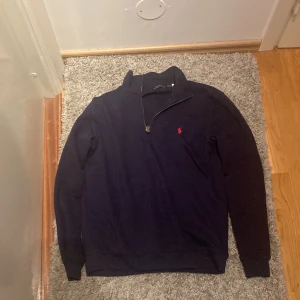 Polo Ralph Lauren half zip - Tja säljer min Polo Ralph Lauren Half zip eftersom den inte kommer till användning. Inga hål eller fläckar på tröjan