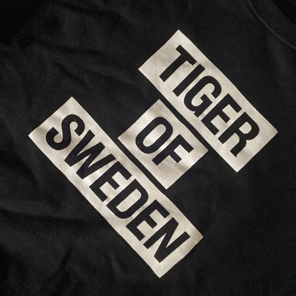 En snygg sweatshirt ifrån tiger of sweden😍 Den är svart och i storlek xs ✨ Skriv om ni är intresserade eller har frågor. Tröjor & Koftor.