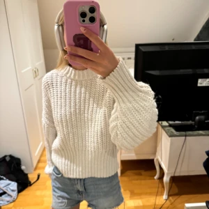 Stickad tröja  - Söt stickad tröja, sparsamt använd! 