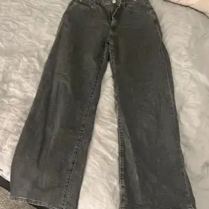 Fina svarta/gråa jeans från Cubus i modellen ”Winnie” dem är vida och i storlek M/32🩷