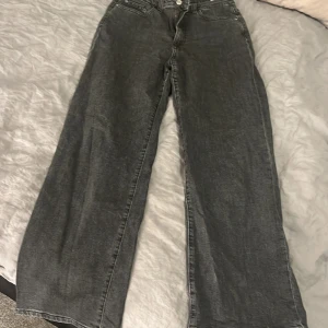 Fina jeans - Fina svarta/gråa jeans från Cubus i modellen ”Winnie” dem är vida och i storlek M/32🩷