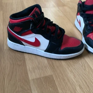 AIR JORDAN one mid red fire - Jag säljer mina Jordans dem är i bra skick men på sulan är den lite sliten. Storleken är 38,5. Lådan till skon är med.