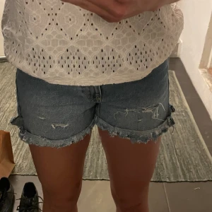 Jeansshorts  - Jätte snygga shorts till sommaren. Som ser lite slitna ut. Säljer då de tyvärr börjar bli för små