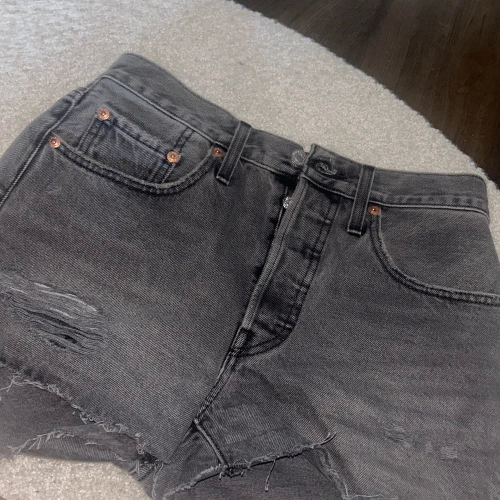 säljer mina oanvända Levis jeans shorts 501! kommer ej till användning pga att jag köpte helt fel storlek. De är i storlek w26 / S. Shorts.