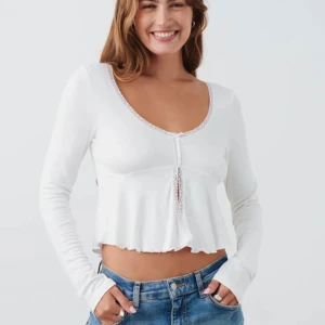 lace detail top - Supersöt tröja från Gina! Säljer då den inte passar mig. Den är endast testad så den är i bra skick 💓