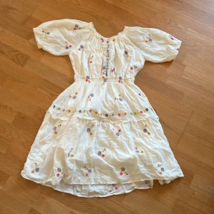 Blommig zara klänning  - En fin zara klänning med broderade blommor i olika färger!