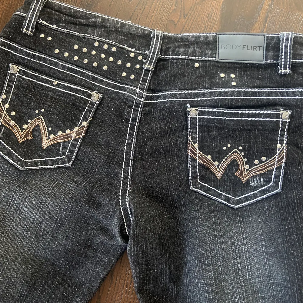 Snygga vintage jeans i nyskick! Supersnygga men för små för mig! Passa på att fynda 🖤 Midja: 40cm, total längd: 1m, innerbenslängd: 74. . Jeans & Byxor.