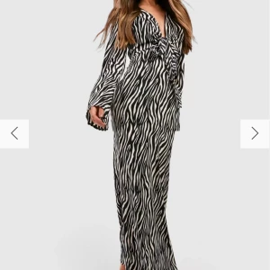 Fin zebra långklänning  - Fin zebraklänning som tyvärr var lite liten så endast testad!  190 kr❤️