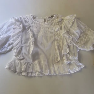Blus - Säljer denna jätte fina vita  blusen perfekt till sommaren , den ör köpt ifrån polen i från house ❤️