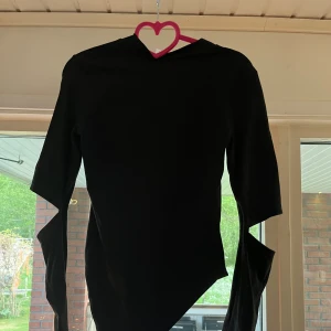 Svart body - Svart body från H&M i storlek M. Den är öppen i fram och vid armbågarna. Endast använd ett fåtal gånger, säljer då den inte kommer till användning längre🤍