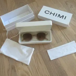 Säljer nu mini chimi solglasögon som är perfekta till sommaren och det soliga vädret. Storleken är one size och modellen heter 01. Hör av er vid frågor om pris eller produkt. 