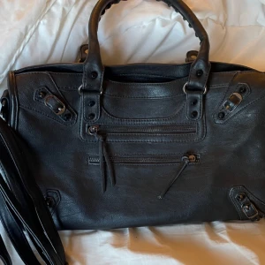 Vintage väska - Säljer denna fina vintage väska från nypd. Finns en skavank på bakslag Dan, se bild 2.