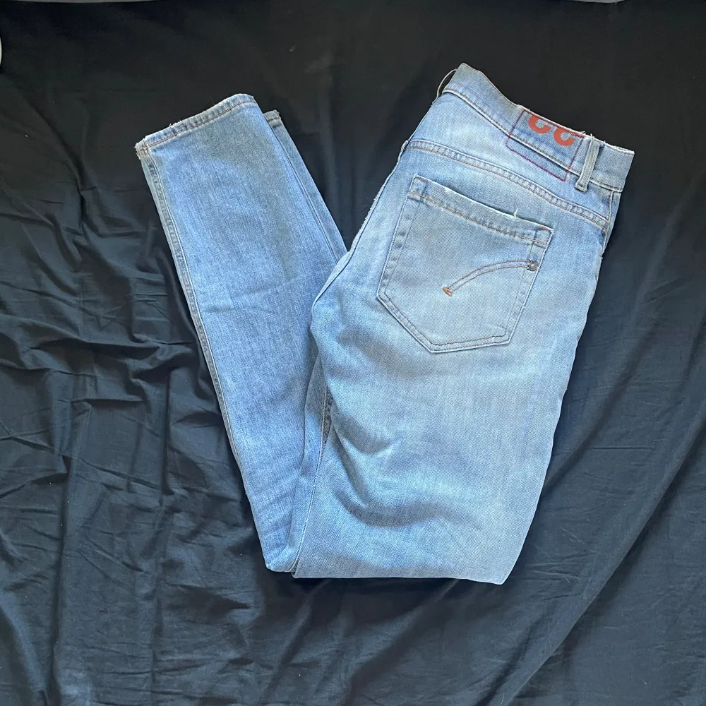 Säljer dessa riktigt bekväma jeans perfekta nu till sommaren, Modellen är Dondup George (skinny fit)🤩. Jeans & Byxor.