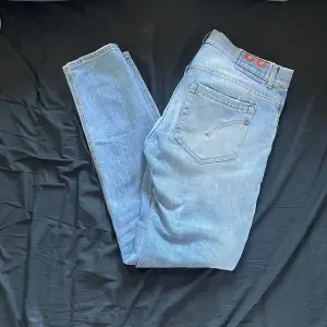 Säljer dessa riktigt bekväma jeans perfekta nu till sommaren, Modellen är Dondup George (skinny fit)🤩