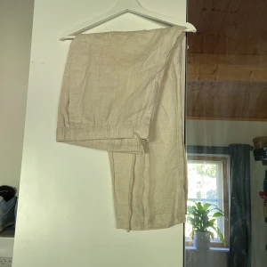 Linne byxor  - H&M linne byxor i storlek XXL. Byxorna är i nyskick och knappt använda 