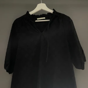 Blus - En fin svart blus använd en gång