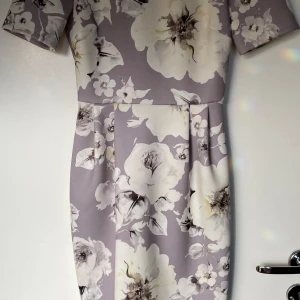 Sommarklänning - Blommig, figursydd, stretchigt material, midilängd