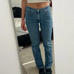 Lågmidjade blåa jeans - Lågmidjade blåa jeans från Marc o’polo i storlek 38. 